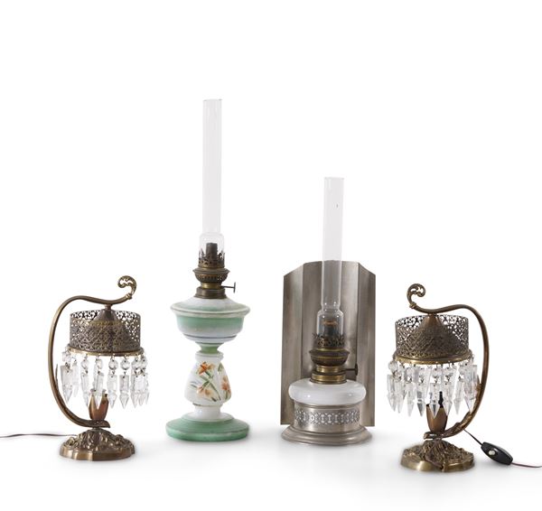 Lotto di una coppia di lampade da tavolo e due lumi diversi. XX secolo