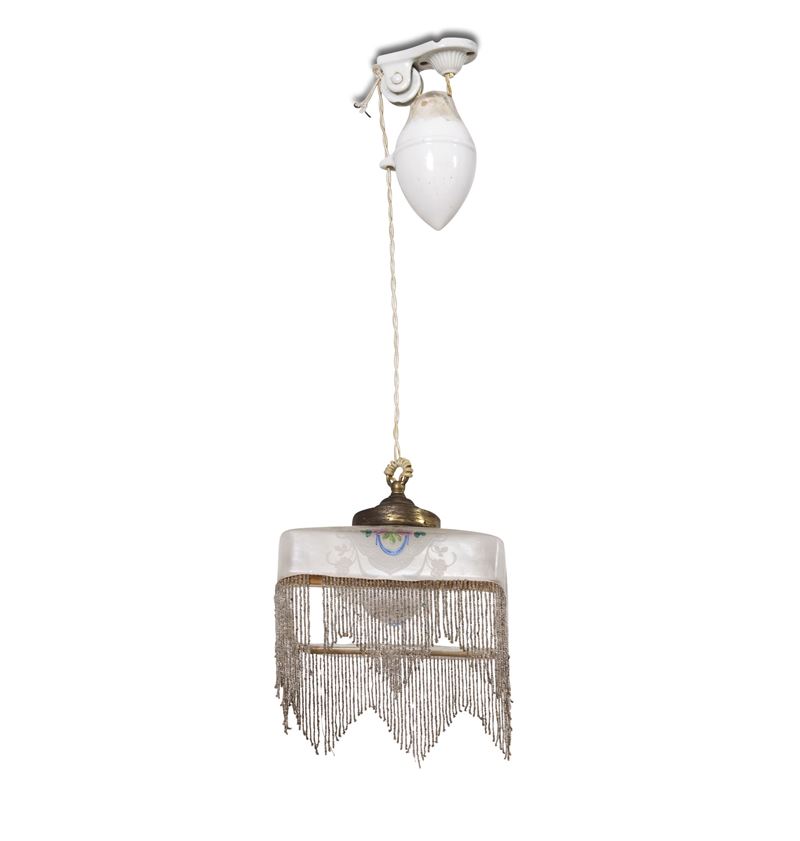 Lampadario saliscendi in ceramica e vetro satinato. XX secolo  - Auction Fabio Fazio, furniture and memories of a country house - Cambi Casa d'Aste