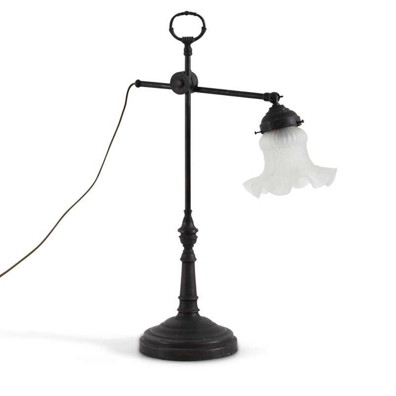 Lampada da tavolo in metallo con diffusore in vetro. XX secolo  - Auction Fabio Fazio, furniture and memories of a country house - Cambi Casa d'Aste