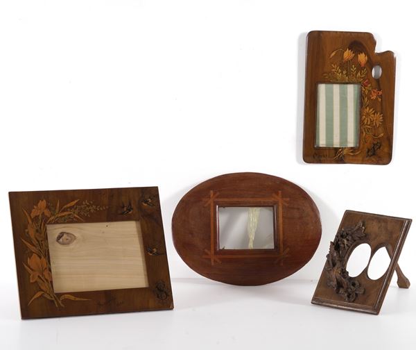 Quattro cornici portafoto in legno intarsiato e intagliato. XX secolo