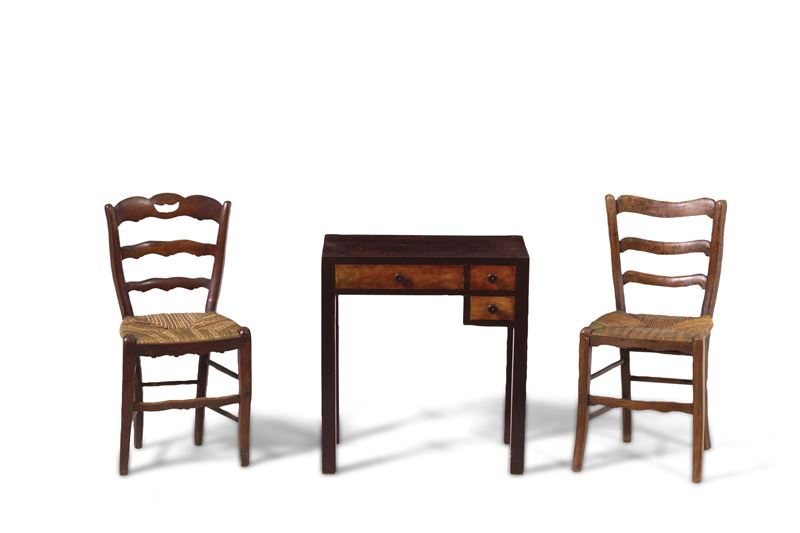 Lotto composto da un piccolo scrittoio e due sedie impagliate. XX secolo  - Auction Fabio Fazio, furniture and memories of a country house - Cambi Casa d'Aste