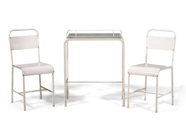 Lotto di due sedie e un tavolino in metallo laccato bianco. XX secolo