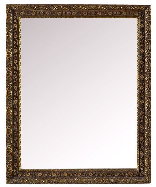 Specchio in cornice dorata. XX secolo