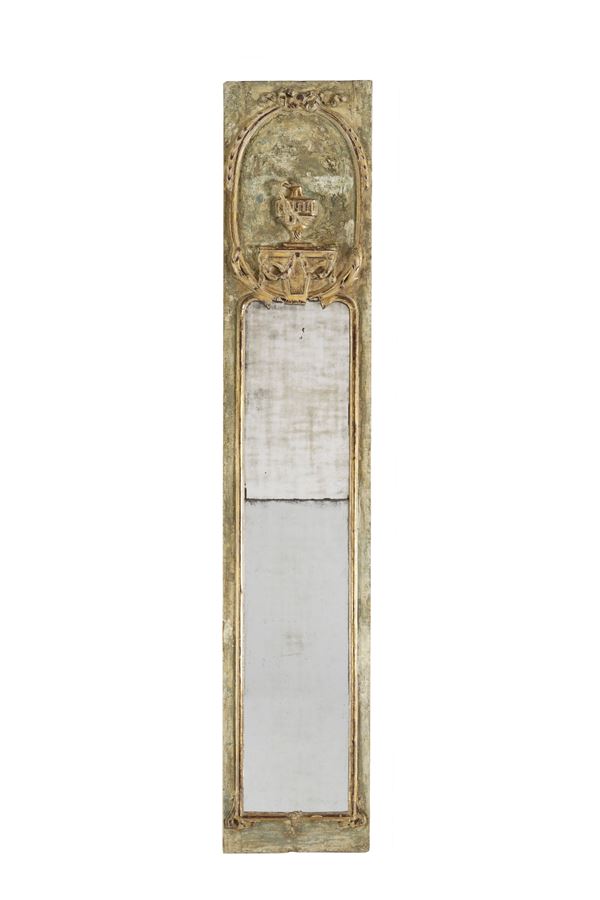 Specchiera fondosala in legno intagliato, laccato e dorato. XIX secolo