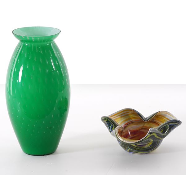 Lotto composto da un vaso e un portacenere in vetro colorato