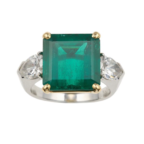 Cusi. Anello con smeraldo Colombia di ct 7.10 stimati e due diamanti taglio goccia per ct 1.65 stimat [..]