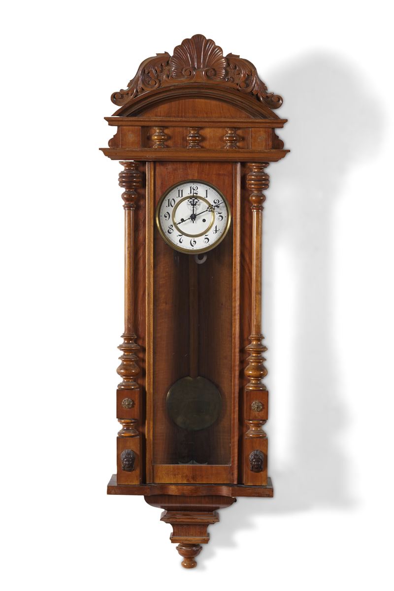 Orologio a pendolo da parete con cassa in legno intagliato. XX secolo  - Asta Antiquariato - Cambi Casa d'Aste