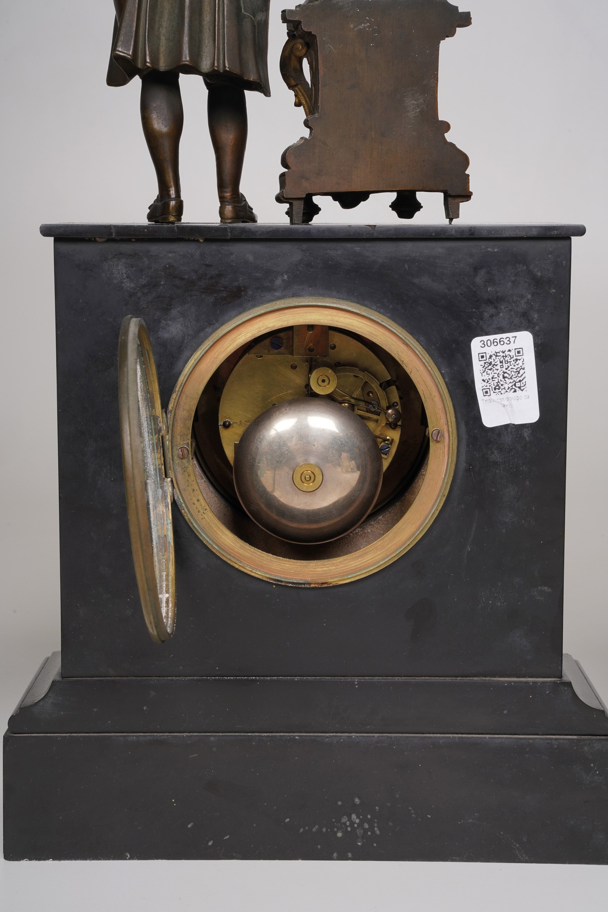 Trittico in Marmo Nero Composto da Due Vasi e un Orologio Sormontato da Figura Maschile in Metall...