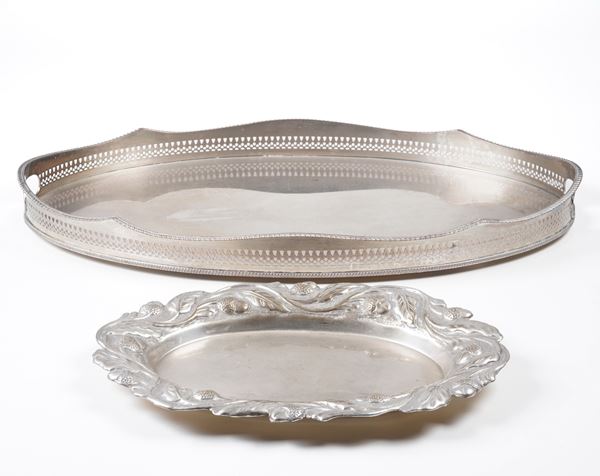 Lotto di due vassoi in metallo argentato