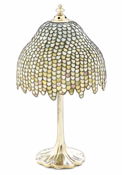 Argentiere Vavassori, Milano, Lampada modello “Tiffany”, argento fuso e sagomato con vetro colora...