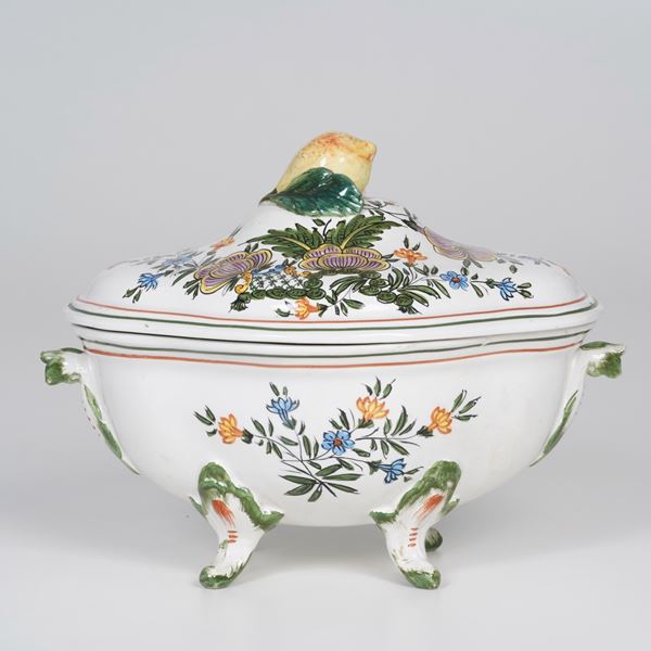 Piccola zuppiera. Probabilmente Nove, XX secolo.