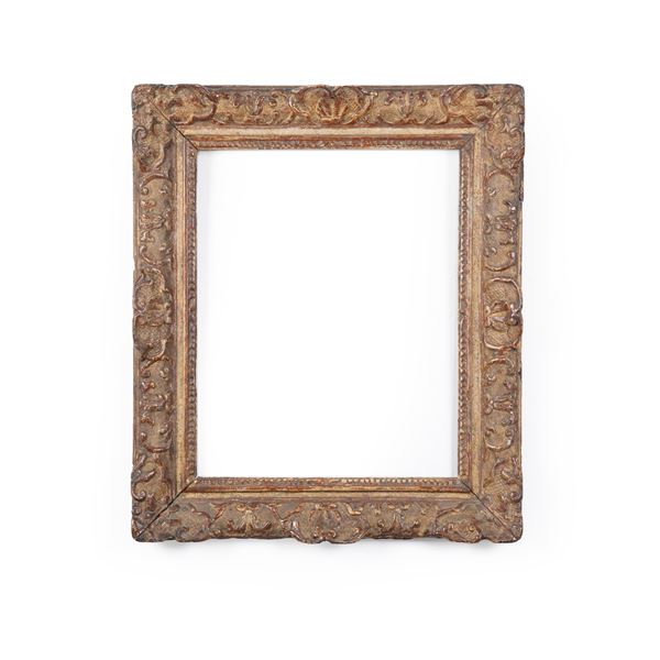 Cornice in legno intagliato e dorato. XVII secolo