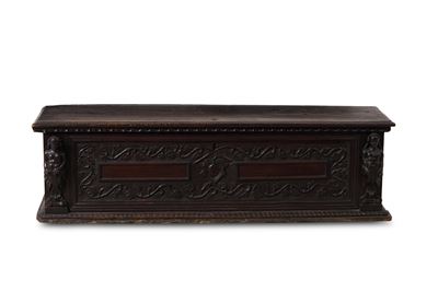 Cassapanca in Legno Intagliato. XVII Secolo