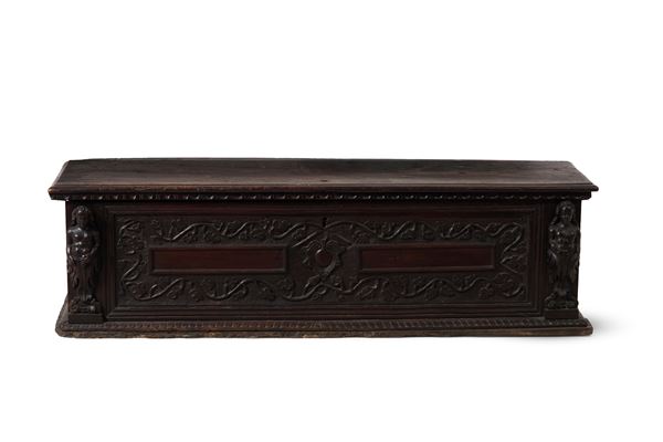 Cassapanca in legno intagliato. XVII secolo