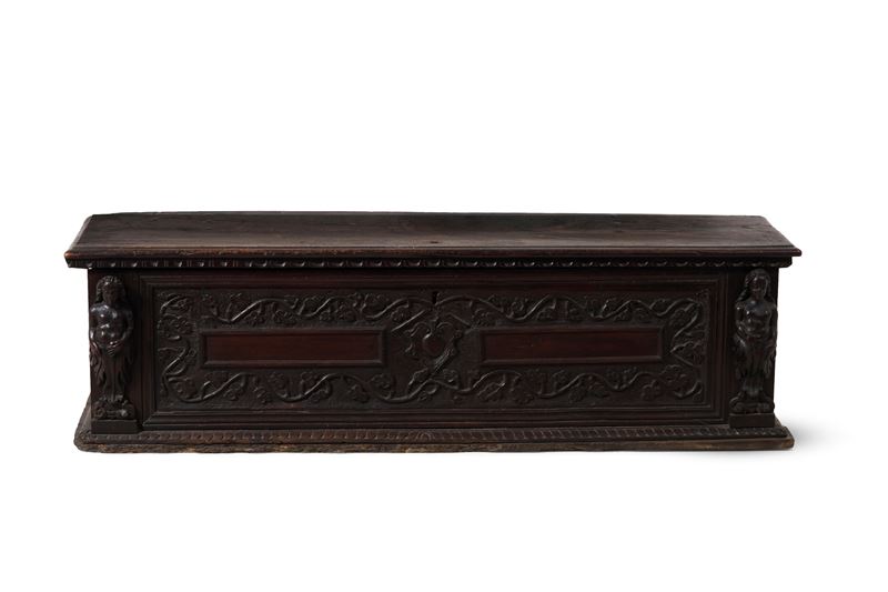 Cassapanca in legno intagliato. XVII secolo  - Auction Antique - Cambi Casa d'Aste