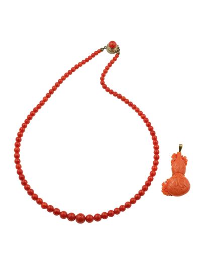 Collana di corallo con boules scalari e pendente inciso in oro giallo 750/1000 e montature in arg...