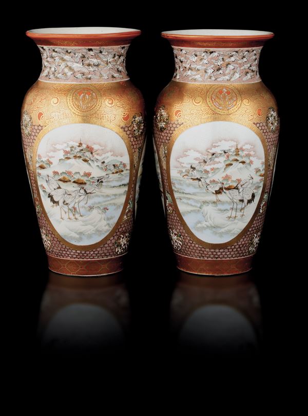 Coppia di vasi in porcellana Kutani con paesaggio entro riserve, Giappone, periodo Meiji (1868-1912)