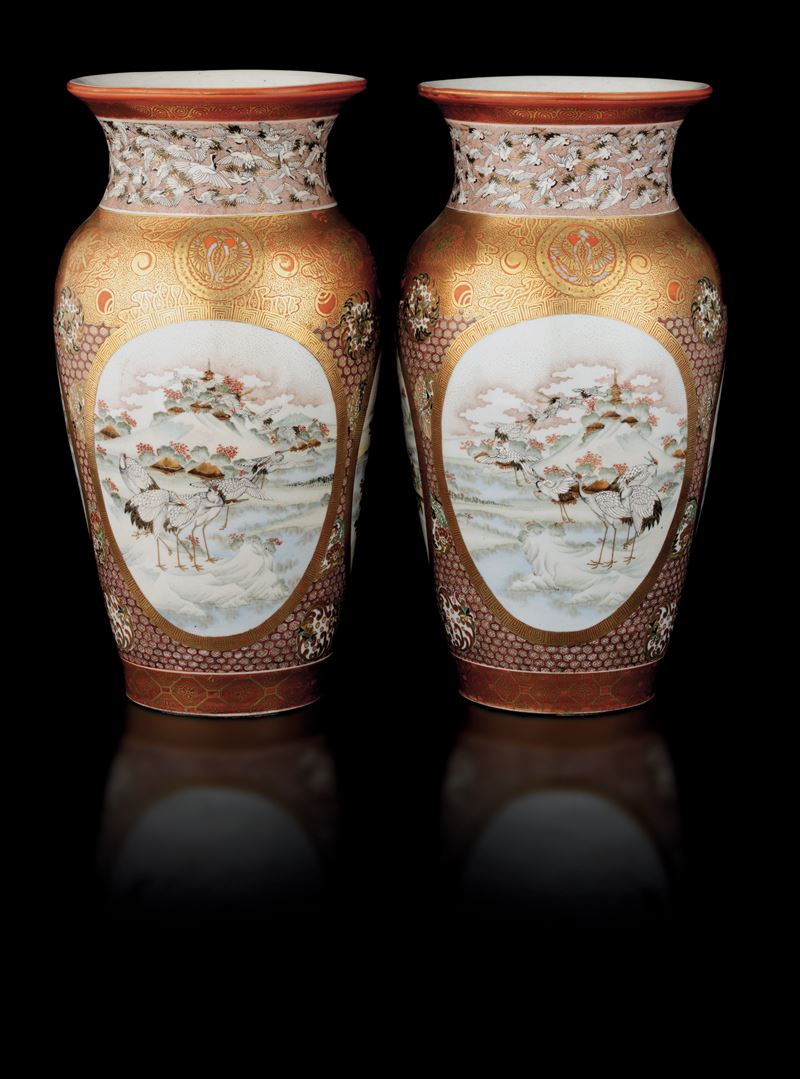 Coppia di vasi in porcellana Kutani con paesaggio entro riserve, Giappone, periodo Meiji (1868-1912)  - Asta Arte Orientale - II - Cambi Casa d'Aste
