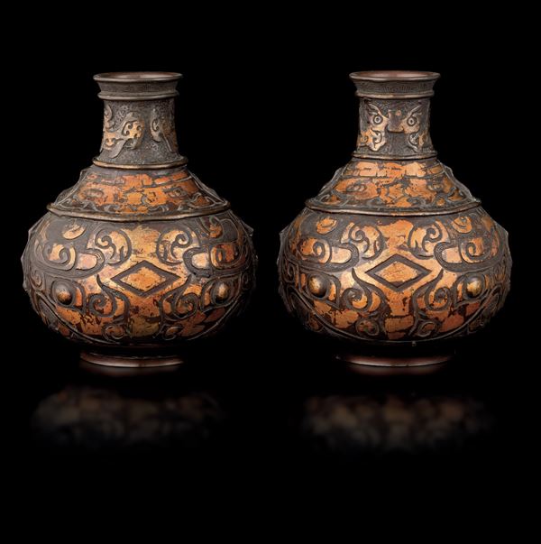 Coppia di vasi in metallo a decoro geometrico, Giappone, periodo Meiji (1868-1912)