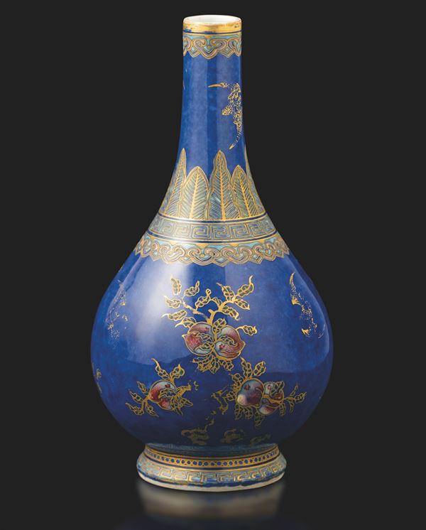 Vaso in porcellana blu con motivi floreali e motivi dorati geometrici, Cina, Dinastia Qing, epoca Xuantong, XX secolo