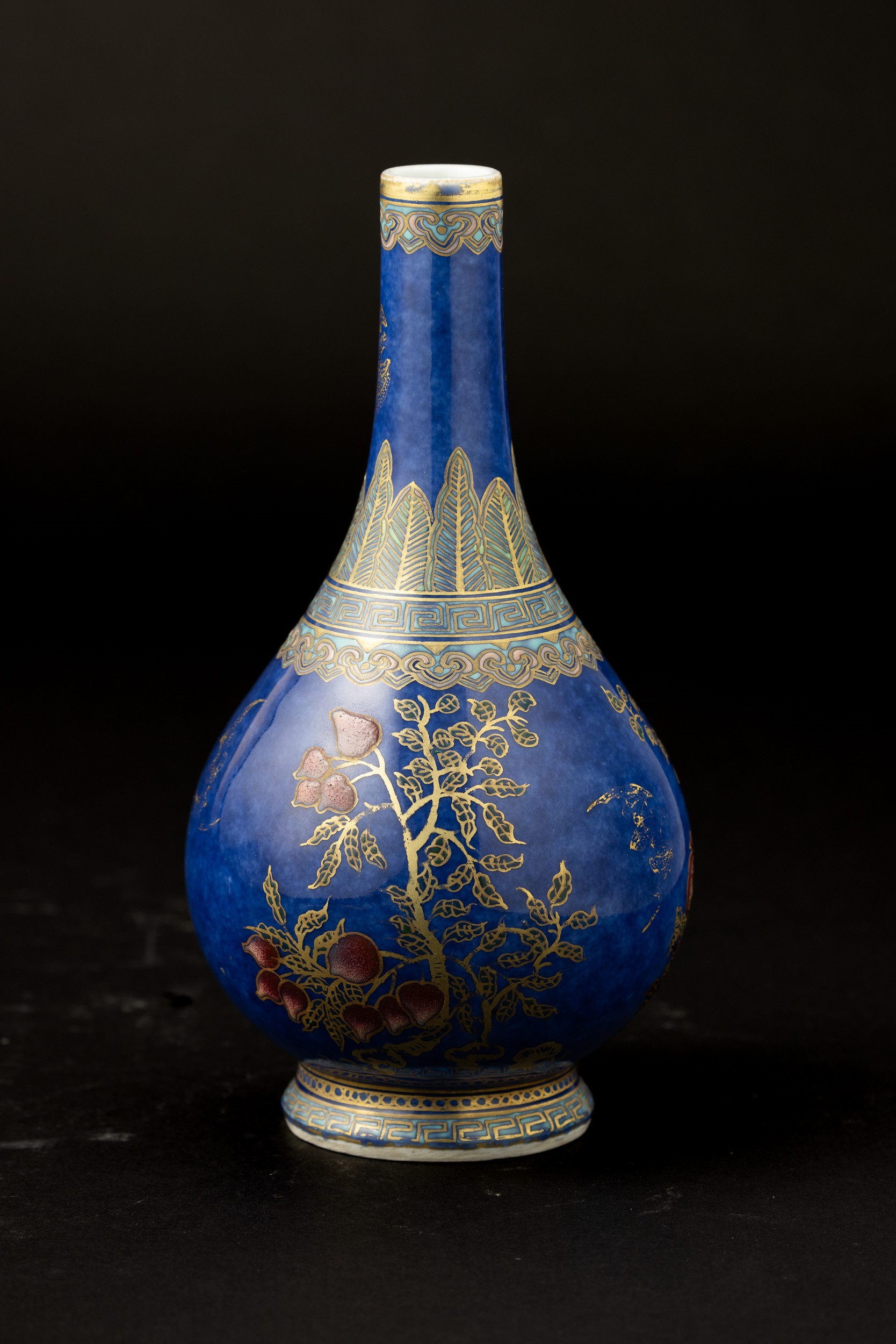 Vaso in Porcellana Blu con Motivi Floreali e Motivi Dorati Geometrici, Cina, Dinastia Qing, Epoca...