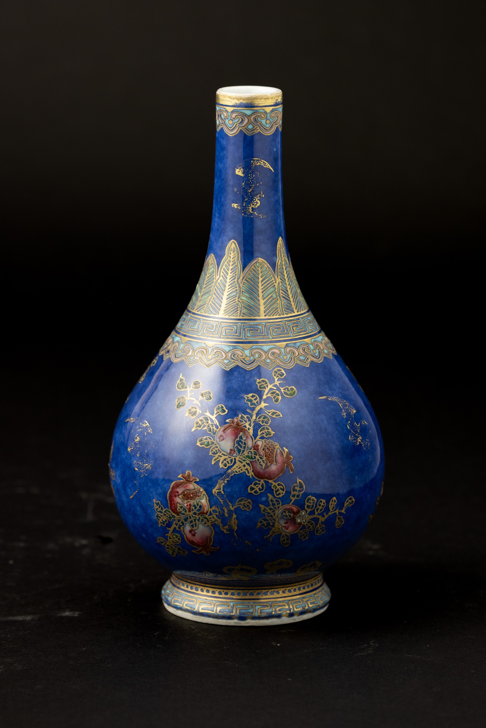 Vaso in Porcellana Blu con Motivi Floreali e Motivi Dorati Geometrici, Cina, Dinastia Qing, Epoca...