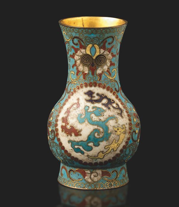 Piccolo vaso cloisonné a decoro floreale, Cina, Dinastia Qing, epoca Qianlong, XVIII secolo