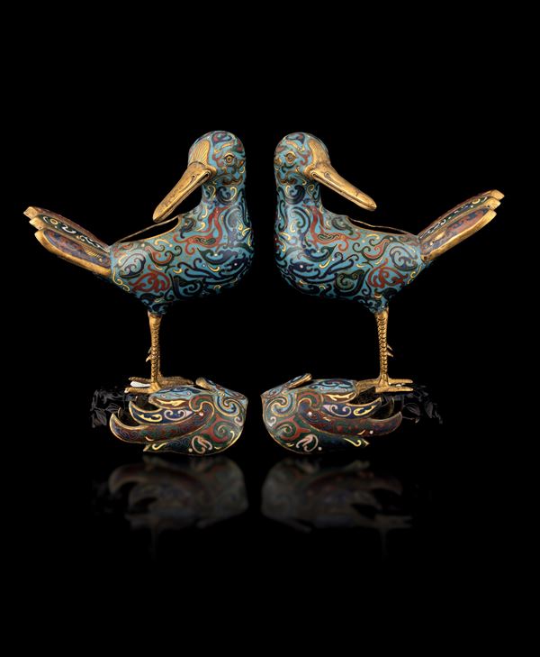 Coppia di uccellini cloisonné riccamente decorati, Cina, XIX secolo
