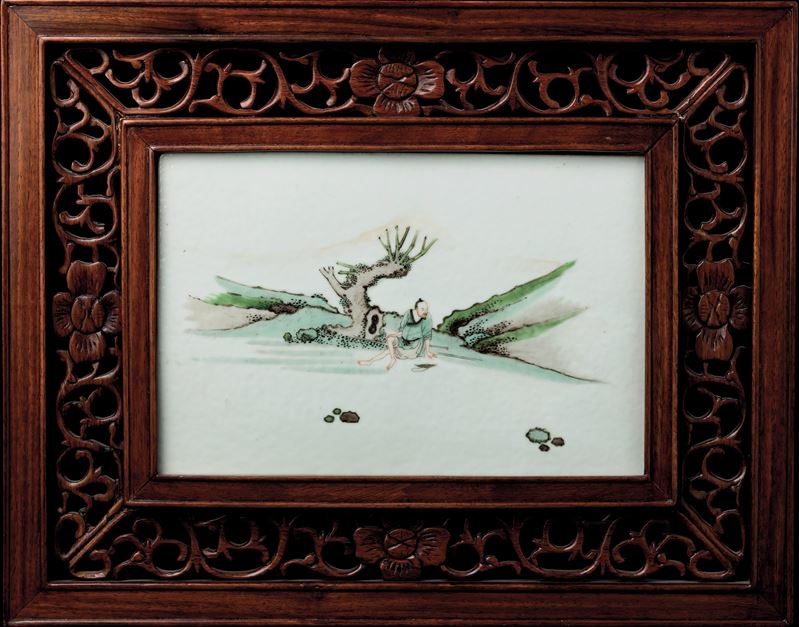 Placca in porcellana con personaggio seduto in meditazione, Cina, periodo Repubblica, XX secolo  - Asta Arte Orientale - II - Cambi Casa d'Aste