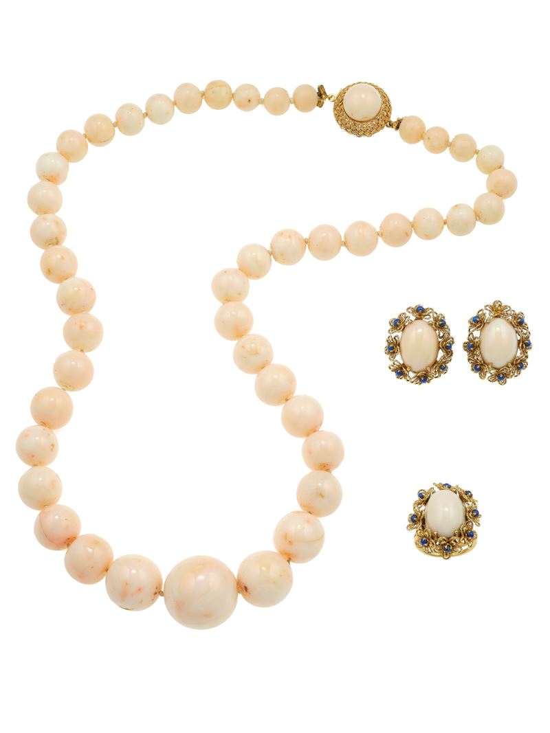Collana in corallo rosa con demi-parure composta da anello ed orecchini con corallo rosa e zaffiri  - Asta Fine Jewels - Cambi Casa d'Aste