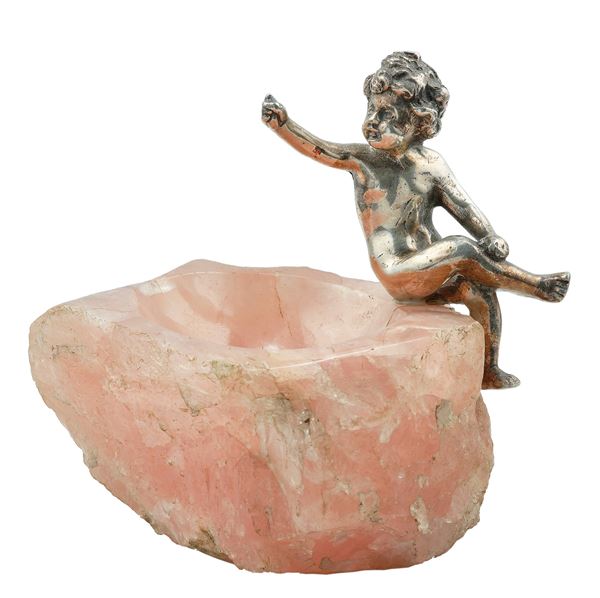 M. Buccellati. Puttino su posacenere in quarzo rosa