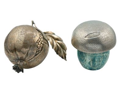 M. Buccellati, Accendino da tavolo “melograno” e oggetto decorativo in argento 925 con pietra dur...