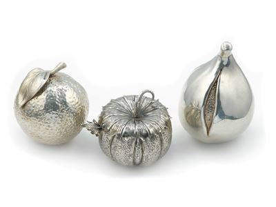 Buccellati, Lotto con due frutti e saliera a forma di zucca in argento e argento dorato