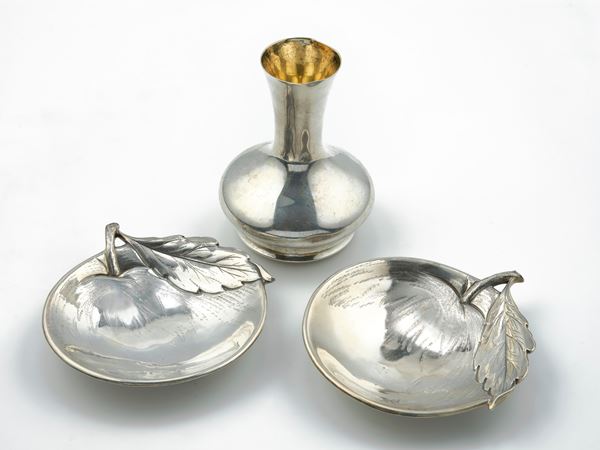 Lotto composto da un vasetto firmato "Bulgari" e una coppia di piattini firmati M. Buccellati, con punzone Ilario Pradella, Milano  