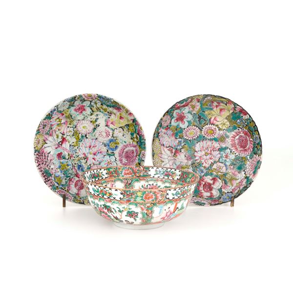 Coppia di piatti e cachepot in porcellana a decoro Canton