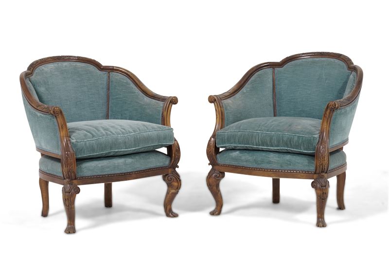 Coppia di poltrone stile a pozzetto in legno intagliato e rivestite con tessuto azzurro  - Auction Antique - Cambi Casa d'Aste