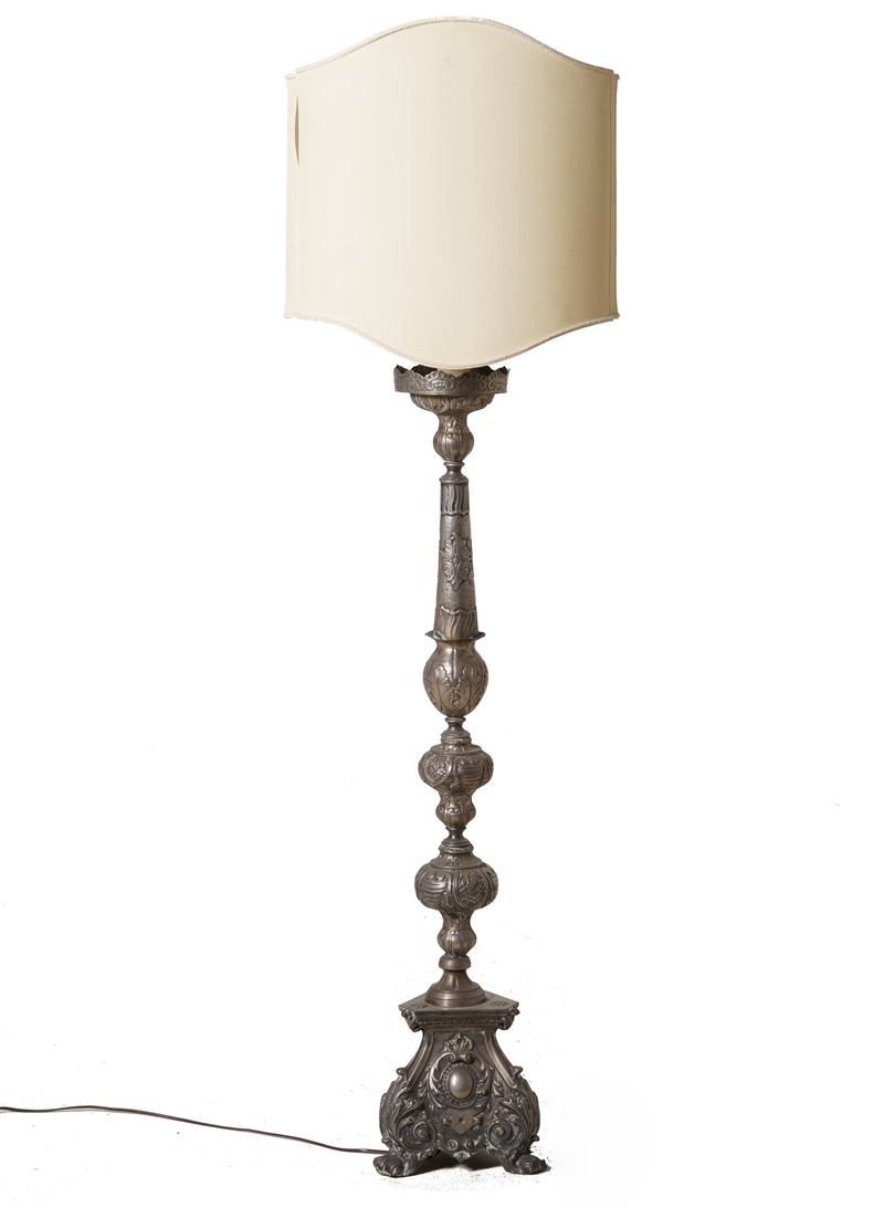 Grande candeliere in metallo argentato trasformato in lampada, XVIII-XIX secolo  - Asta Antiquariato - Cambi Casa d'Aste