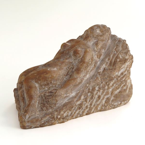 Scultura in pietra donna sdraiata firmata Stelvio Pestelli