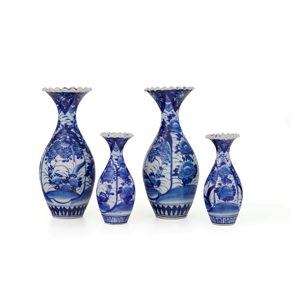Due coppie di vasi bianchi e blu, Giappone fine XIX secolo
