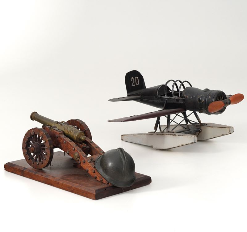 Modellino di aereoplano, di cannone e di elmetto  - Auction Antique - Cambi Casa d'Aste