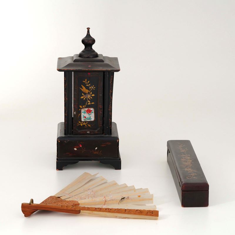 Due scatole laccate una contenente ventaglio  - Auction Antiques - Cambi Casa d'Aste