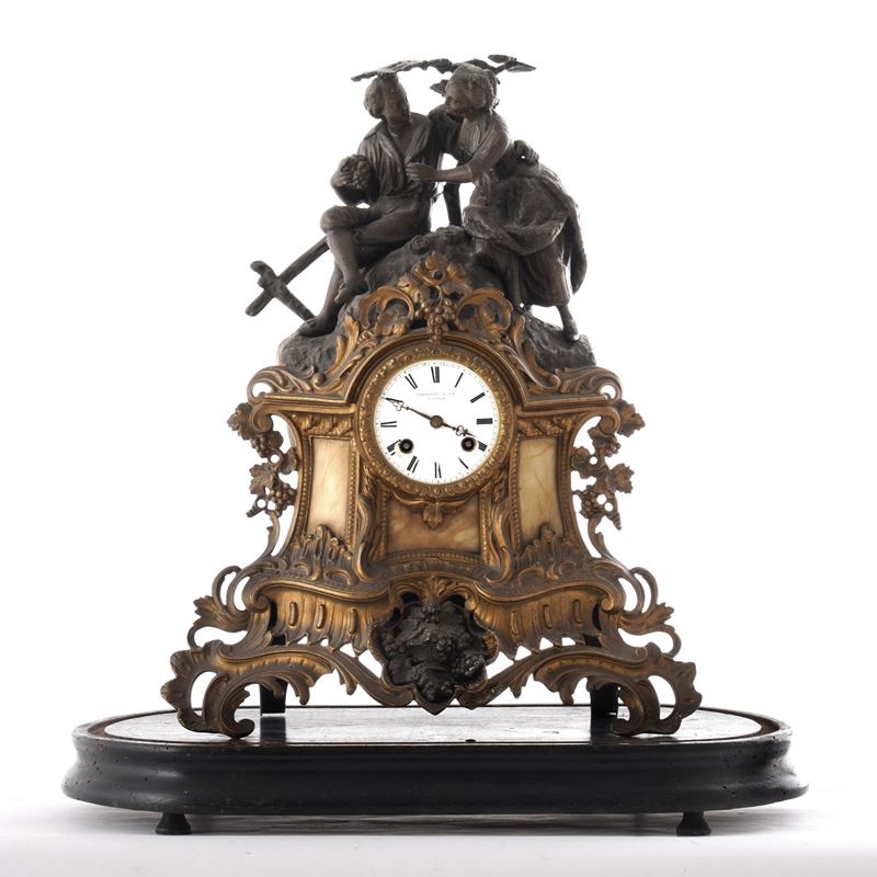 Pendola da tavolo in metallo dorato e brunito. XX secolo  - Auction Antique - Cambi Casa d'Aste