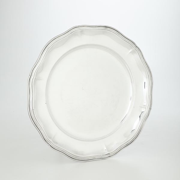 Grande piatto. Argenteria italiana del XX secolo. Argentiere Peruggia & C, Alessandria