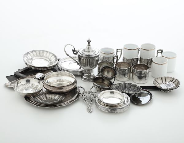 Lotto composto da diversi oggetti in argento, sei portatazzine con piattino (una tazzina mancante)una compostiera, piattini e oggetti vari
