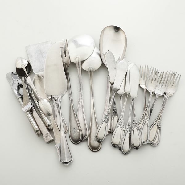 Insieme di posate in argento. Varie manifatture del XX secolo