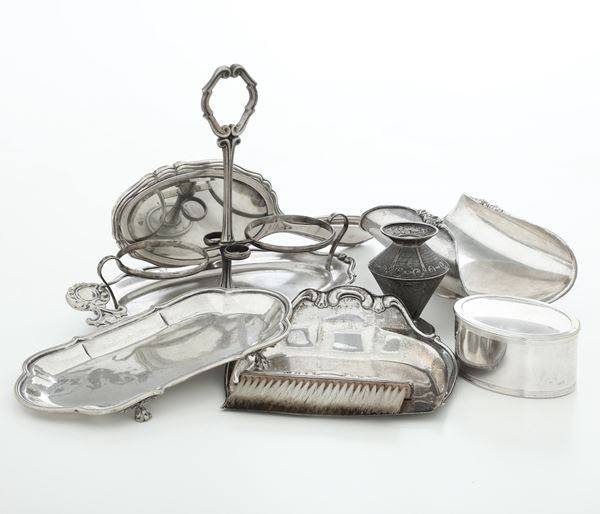 Lotto composto da oliera, due portabiglietti diversi, raccoglibriciole, specchio, scatoletta e piccolo vasetto in argento. XX secolo