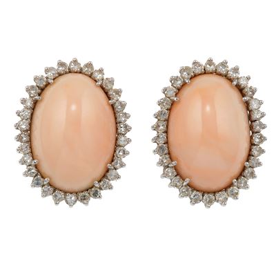Orecchini, corallo rosa e diamanti taglio huit-huit, montatura in oro bianco 750/1000
