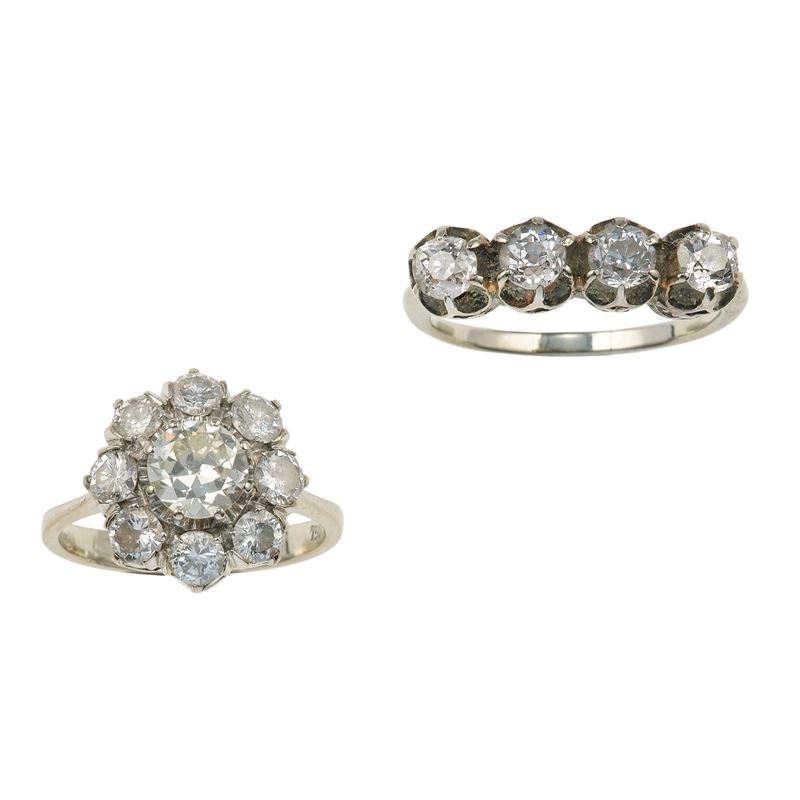 Lotto composto da anello “margherita” con diamanti per ct 1.60 circa ed un anello con quattro diamanti di vecchio taglio per ct 0.80 circa  - Asta Gioielli - Cambi Casa d'Aste