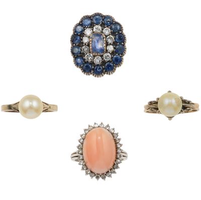 Lotto Composto da Due Anelli con Perle, un Anello con Corallo Rosa e Diamanti a Contorno ed un An...