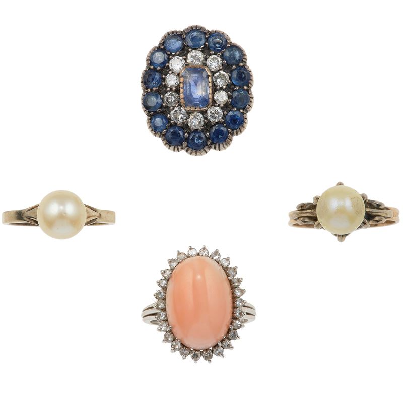 Lotto composto da due anelli con perle, un anello con corallo rosa e diamanti a contorno ed un anello con zaffiri e diamanti  - Asta Gioielli - Cambi Casa d'Aste